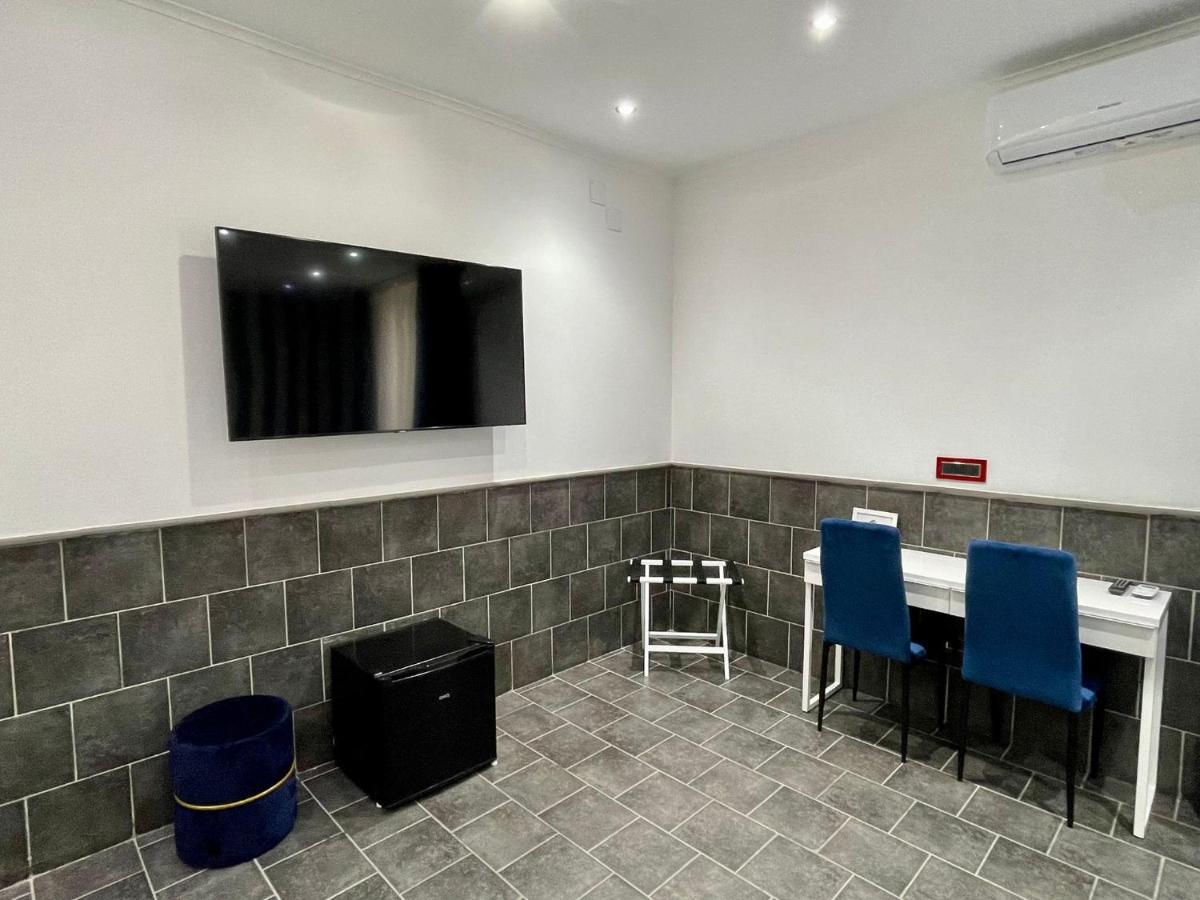 Zimmer mit Queensize-Bett und Whirlpool-Badewanne