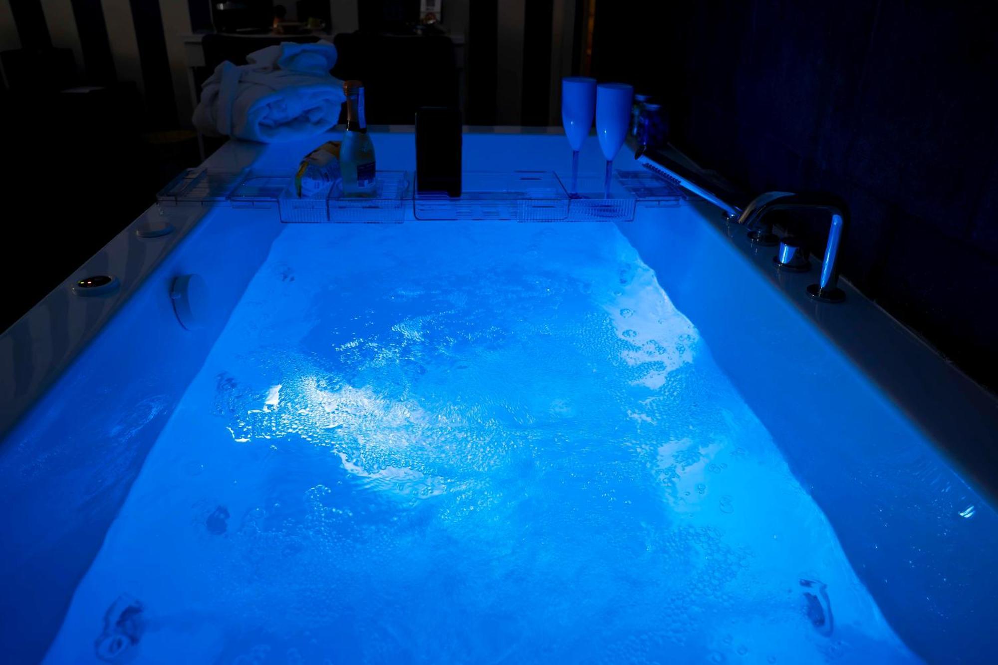 Zimmer mit Kingsize-Bett und Whirlpool